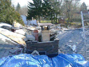 Une maison a complètement été rasée, et une autre a été endommagée sur la cheminée, le toit et le mur du garage lors d'une explosion.