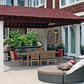 Housewarmings Outdoor – îlot de cuisine clé en main avec les électroménagers et une pergola dont les couleurs correspondent à celles de la maison