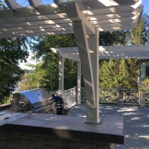 Housewarmings Outdoor: pièce extérieure sur mesure avec un îlot de cuisine et une pergola – Passion Feu