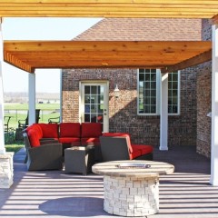 Housewarmings Outdoor – salon extérieur clé en main avec une pergola, un foyer et les meubles