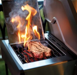 Barbecue au gaz de la Série Rogue de Napoléon, modèle R425 en acier inoxydable avec brûleur latéral infrarouge