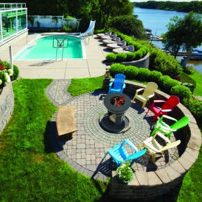 Terrasse patio avec piscine, foyer