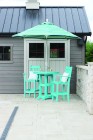 Table classique de jardin carré de 28 pouces et chaise de comptoir à dossier Cozi - bleu Aruba sur blanc et parapluie
