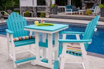 Table classique de jardin carré de 28 pouces et chaise de comptoir à dossier Cozi - bleu Aruba sur blanc