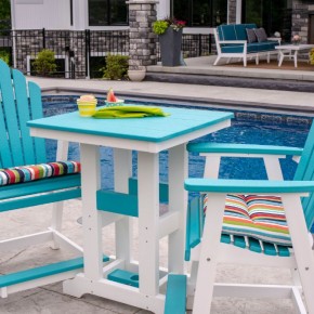 Table classique de jardin carré de 28 pouces et chaise de comptoir à dossier Cozi - bleu Aruba sur blanc