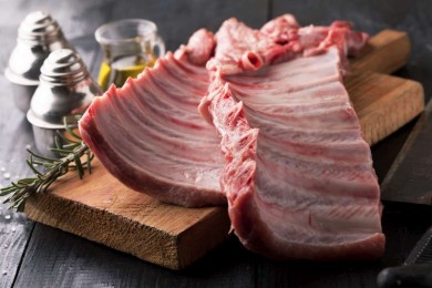 Côtes levées de porc crues avec membrane. Comment cuire des côtes levées de porc sur le BBQ?