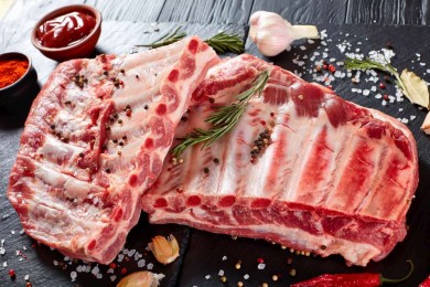 Côtes levées de porc crues, frottées, sans membrane. Comment cuire des côtes levées de porc sur le BBQ?