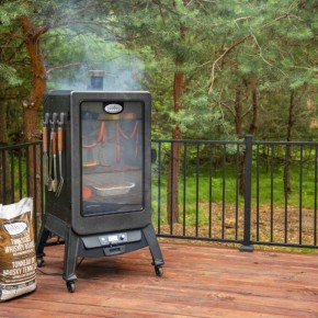 Fumoir vertical Louisiana Grills sur une terrasse – Passion Feu