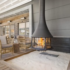 Foyer au bois JC Bordelet Zélia par Ambiance® dans un joli salon extérieur - Passion Feu®