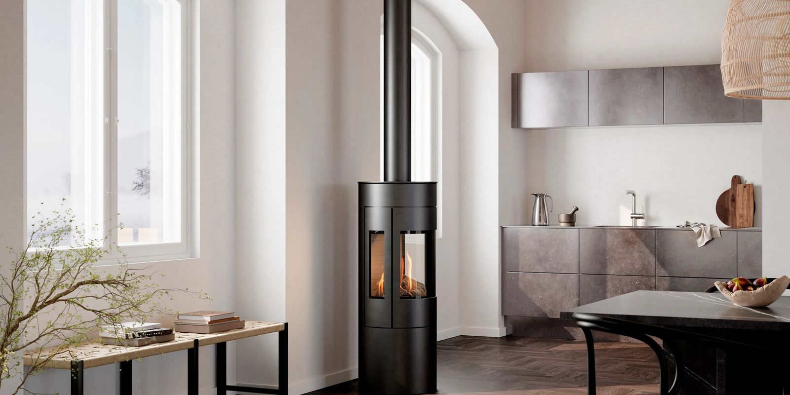 Poêle autoportant RAIS® avec un feu allumé dans un salon lumineux et moderne