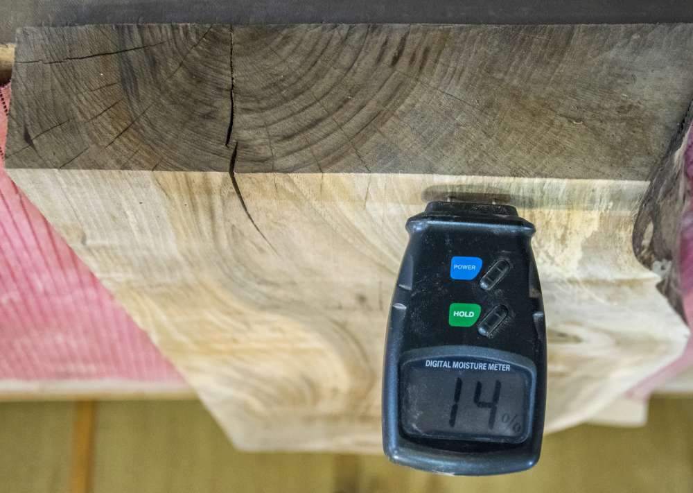 Il est possible de mesurer l'humidité du bois avec un humidimètre.