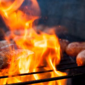 Comment réagir face à une flambée sur le barbecue ?