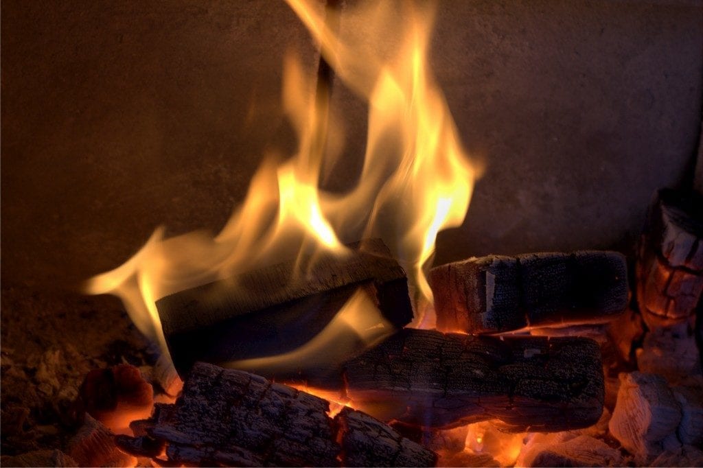 Comment un foyer au gaz est-il converti en un appareil au bois ?