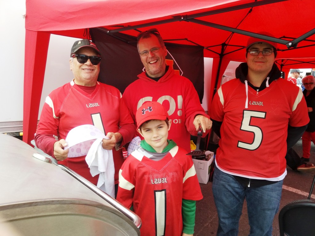 Plusieurs partisans du Rouge et Or de l'Université Laval ont profité du tailgate pour se faire un bon barbecue