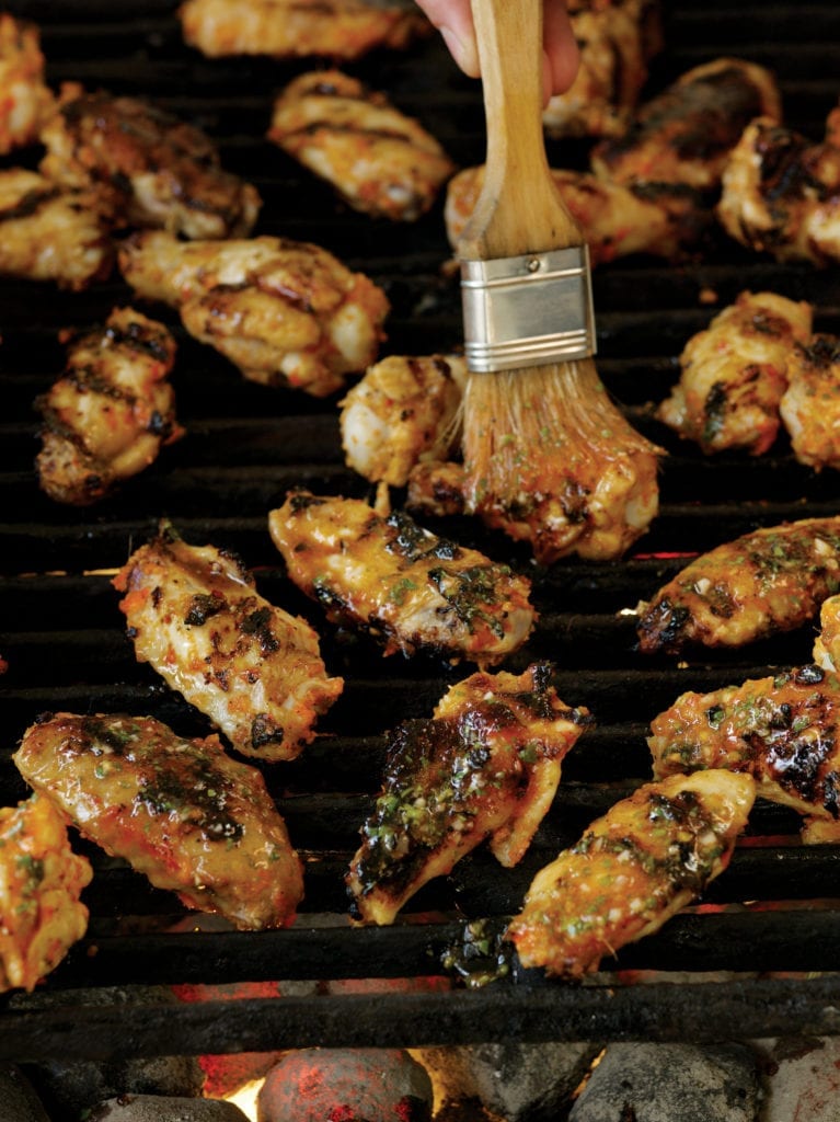 Ailes de poulet piri-piri, extrait de Planète Barbecue publié aux Éditions de l'Homme.©2011, photo de Ben Fink