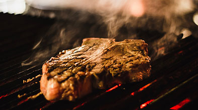 Steak sur un charbon de bois