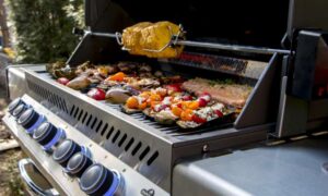 Comment cuisiner sur le barbecue avec un ensemble de rôtisserie