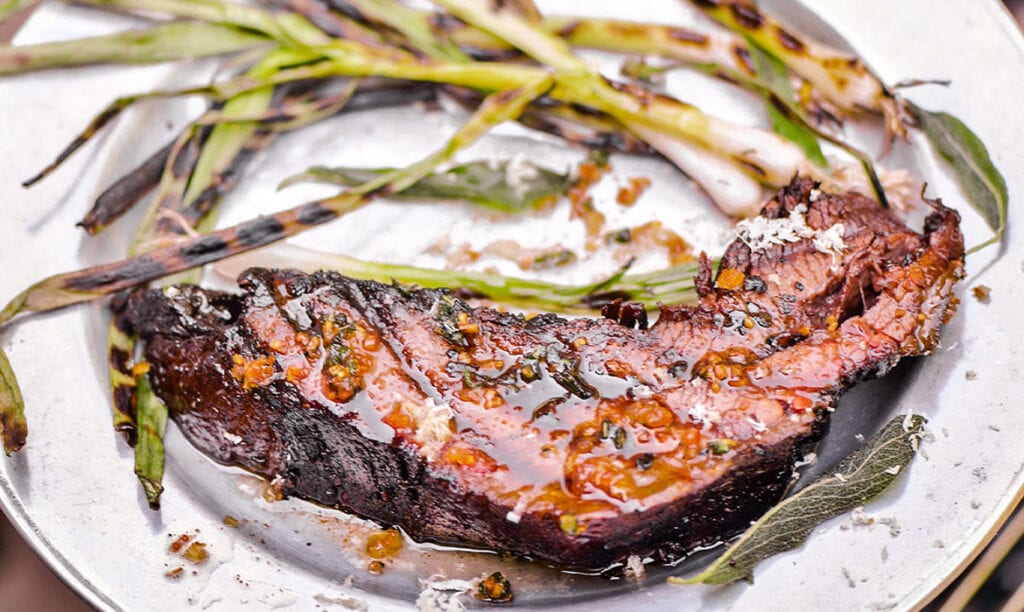 « STEAKS » DE BRISKET AVEC BEURRE À L’ÉCHALOTE ET À LA SAUGE