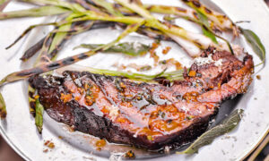 « Steaks » de brisket avec beurre à l’échalote et à la sauge de Steven Raichlen