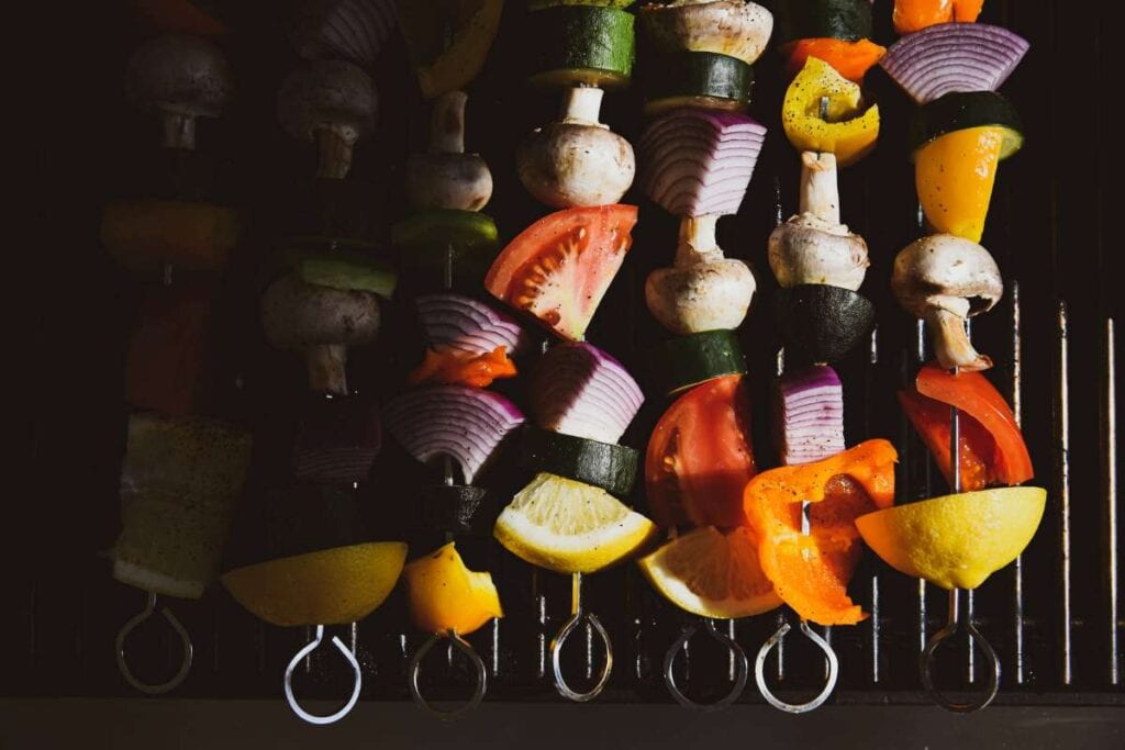 Brochettes de légumes vegan, végétariennes, végétaliennes sur le BBQ