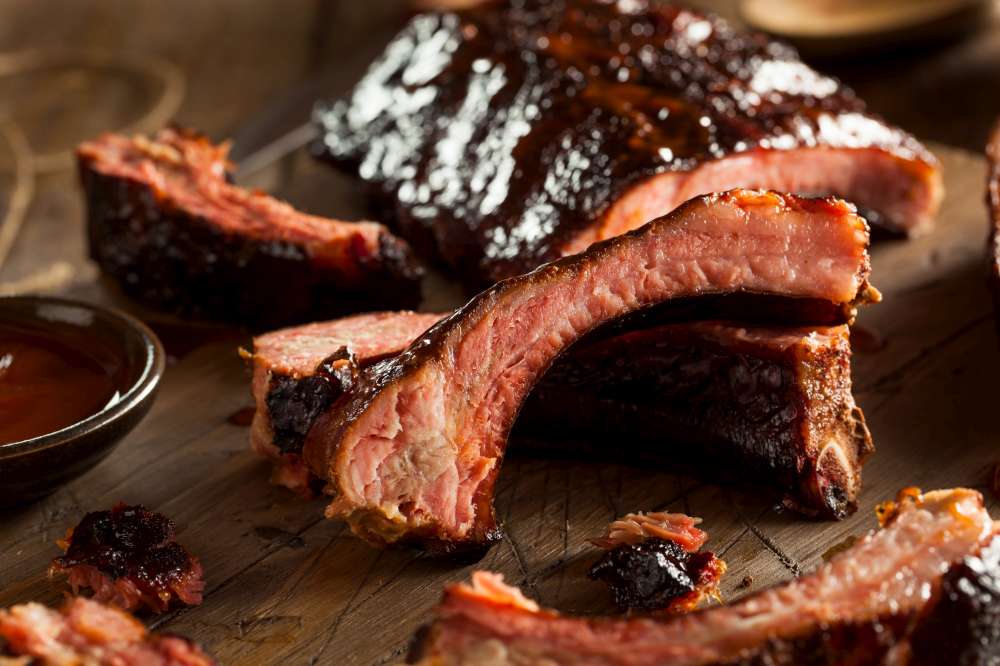 Côtes levées de porc délicieuses, cuites lentement (low n slow) sur le BBQ. Comment cuire des côtes levées de porc sur le BBQ?