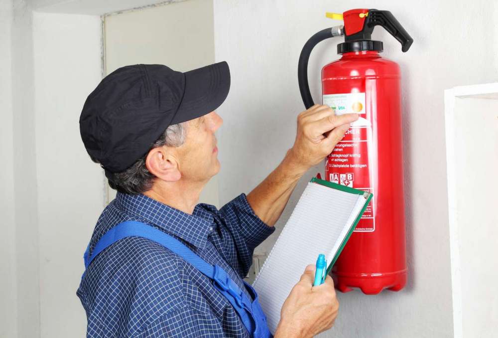 Vérifiez votre extincteur de feu. Comment se préparer pour l'hiver, liste pour préparer sa maison pour l'hiver.