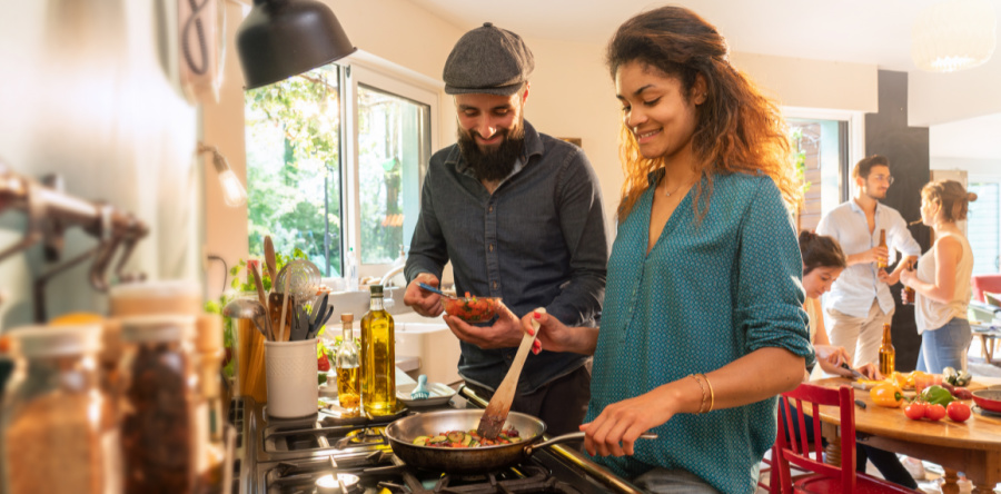 Comment développer une attitude Hygge en 5 étapes, cuisiner un repas simple entre amis