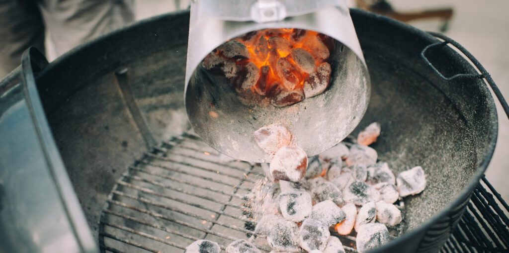 Tout ce que vous avez toujours voulu savoir sur les barbecues au charbon de bois sans jamais oser le demander… Partie 2 - cheminee d'allumage