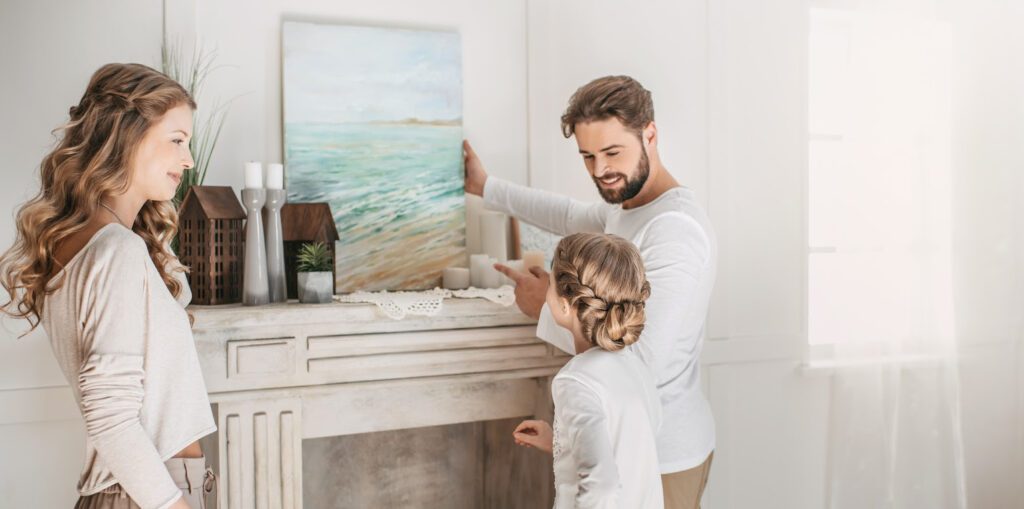 Décorer son manteau de cheminée — guide complet 2022 - Une famille decore son manteau de cheminee