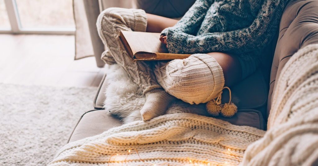 Comment recréer un décor style hygge dans votre salon