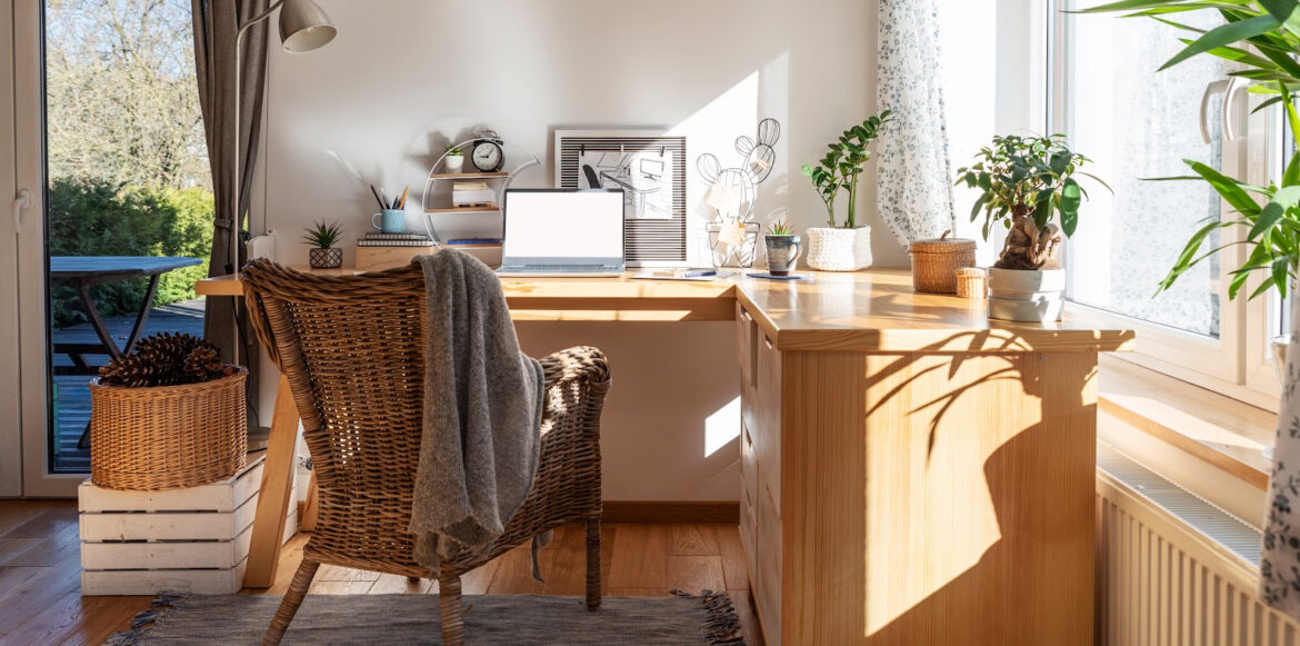 Créez un havre de paix avec un espace bureau style hygge - un epsace de travail a la maison avec des plantes