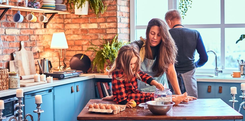 Ambiance de cuisine pour un havre de paix parfait - une famille cuisine ensemble dans leur cuisine