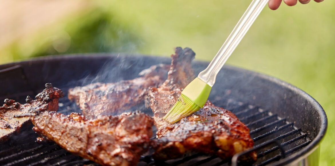 La sauce BBQ : Ce que vous devez savoir avant de la badigeonner - viande cuite au barbecue avec de la sauce barbecue