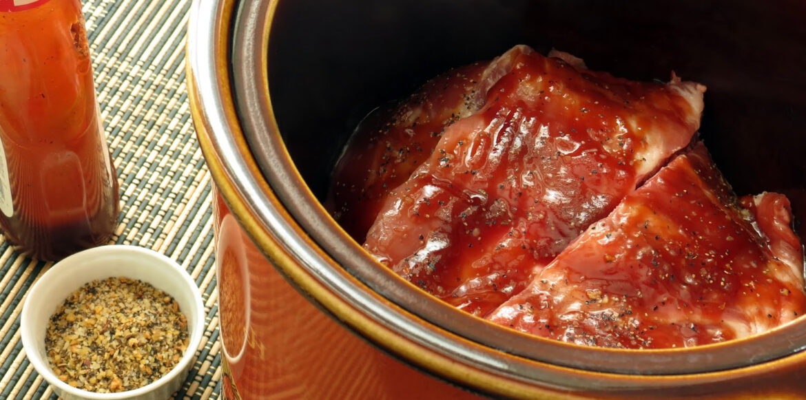 La sauce BBQ : Ce que vous devez savoir avant de la badigeonner - cotes levés dans de la sauce barbecue dans une mijoteuse