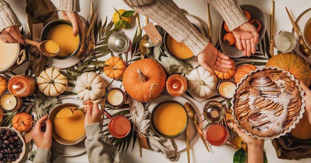 S'Imprégner du Hygge : Un Dîner Automnal Cosy au Coin du Feu - un diner typique automnal avec de souper, de la citrouille, des chandelles