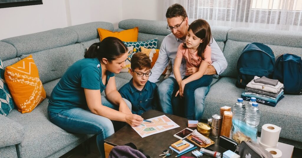 Guide de préparation aux situations d'urgence : Mesures pratiques de sécurité - une famille prépare son sac à dos d'urgence