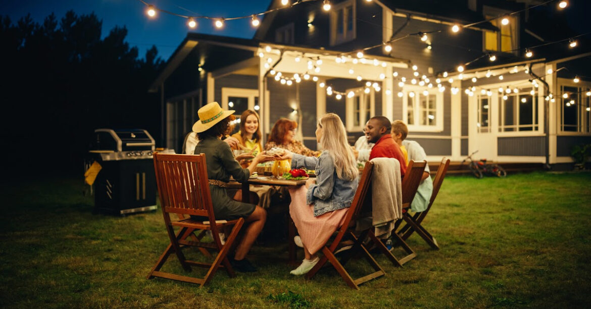 Un groupe d'amis prennent un repas sur bbq en plein air 