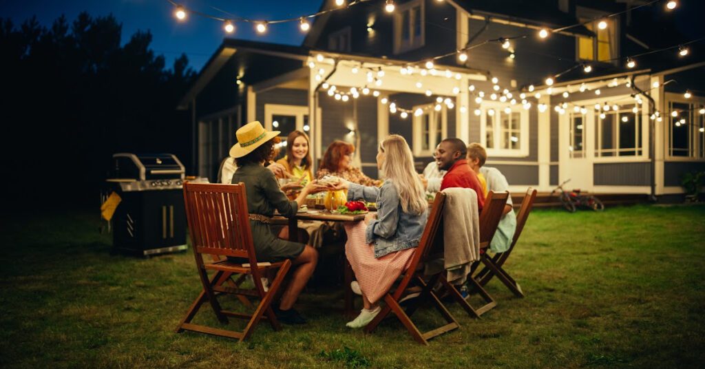 Un groupe d'amis font un bbq dans un jardin