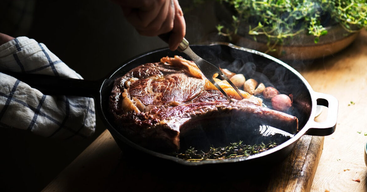 Un steak dans une poêle en fonte