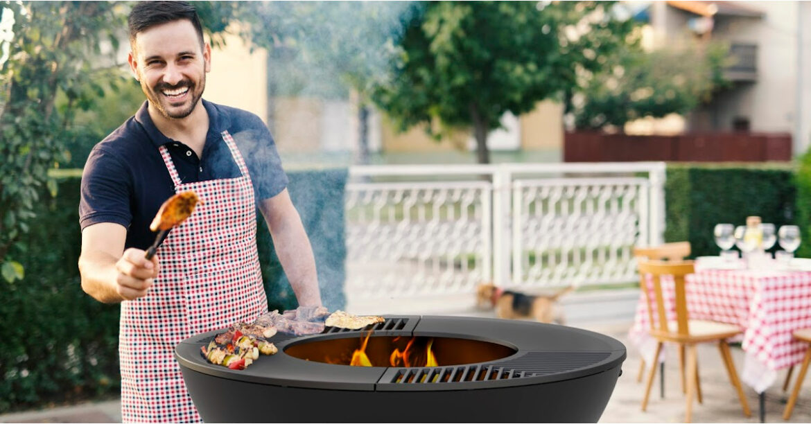 Un homme est en train de faire du barbecue