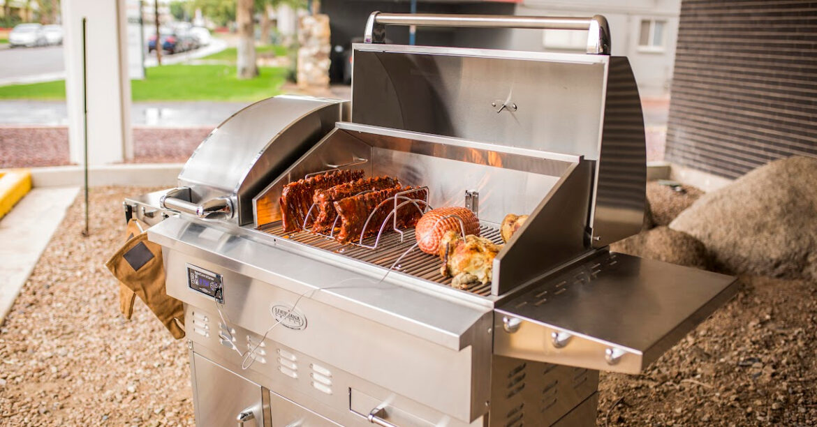 Une barbecue avec des accessoires