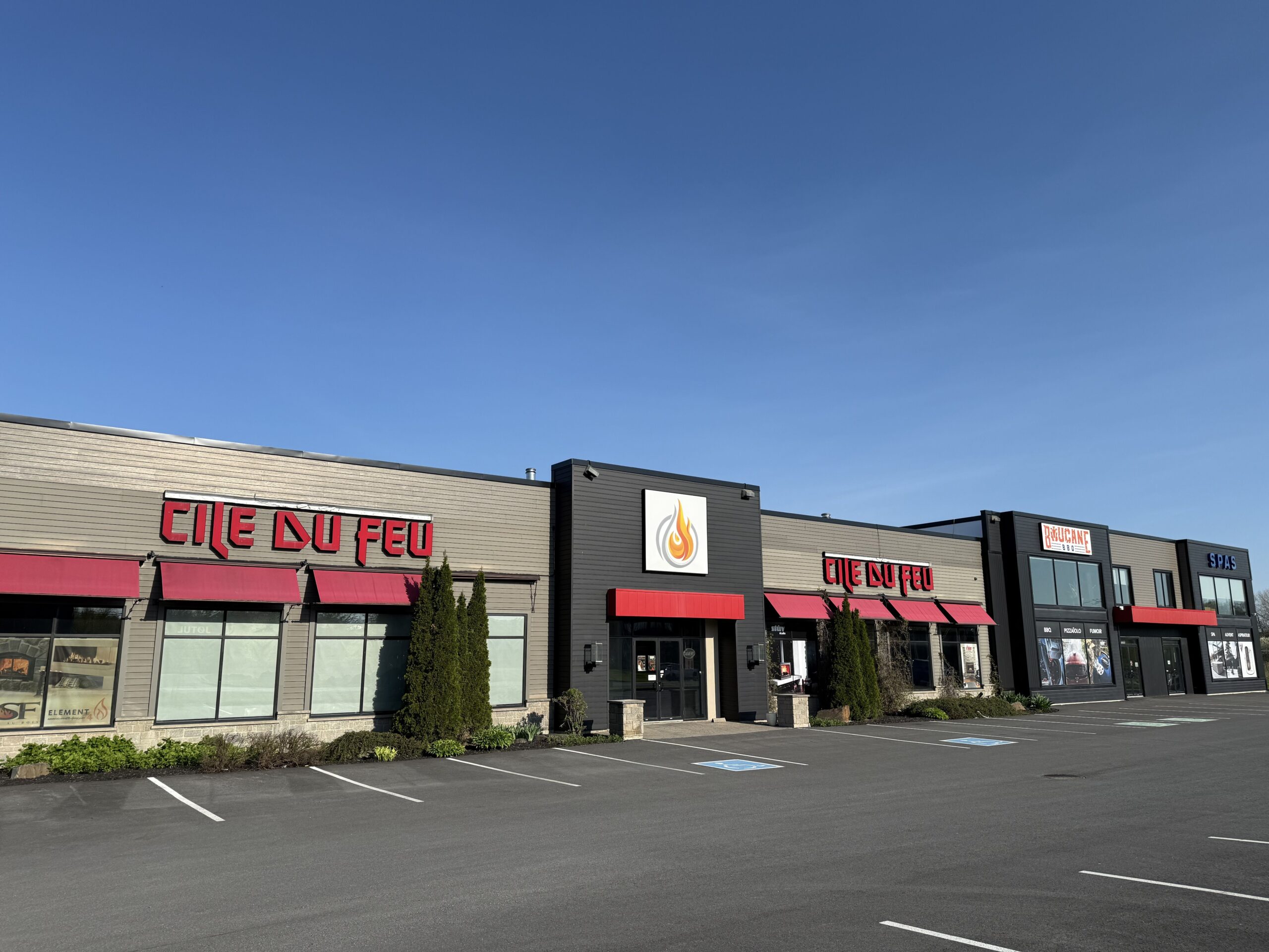 Façade extérieure de la boutique Cité du Feu à Granby, spécialiste en foyers, poêles et BBQ au Québec.